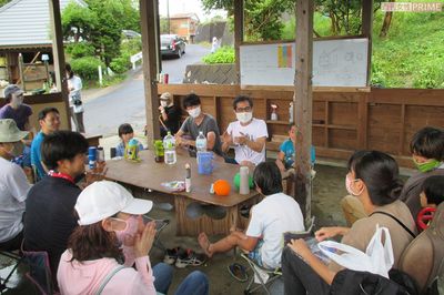 子どもたちが自然の中で遊ぶ体験をする「葉山里山の学校」での井本さん。参加した親子との意見交換会も　撮影／近藤陽介