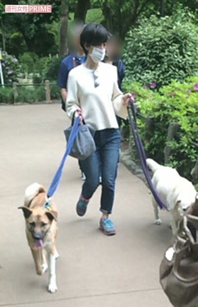 慣れた足どりでゆっくりと公園内を散歩する滝川クリステル