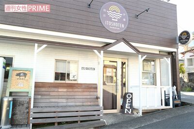 真鶴の駅と港の間あたりに店を構える『伊藤商店』。休日には人が並ぶことも多い人気店