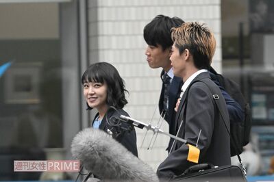 ドラマ『ファーストペンギン！』のロケに参加する、奈緒、鈴木伸之、上村侑。奈緒は、撮影後スタッフと記念撮影をして次の現場へ