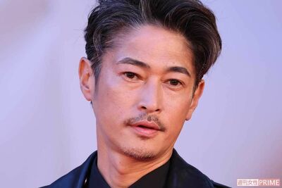 窪塚洋介、“コスプレ家族写真”で仮装した『呪術廻戦』五条悟が「完全再現」「さすがにイタい」賛否