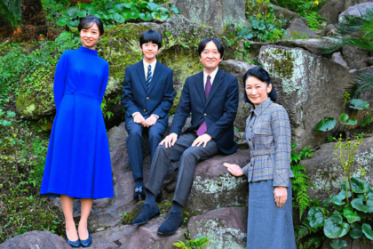 秋篠宮さま59歳の誕生日に公開された近影。佳子さまはロイヤルブルーのワンピース姿（2024年11月30日）