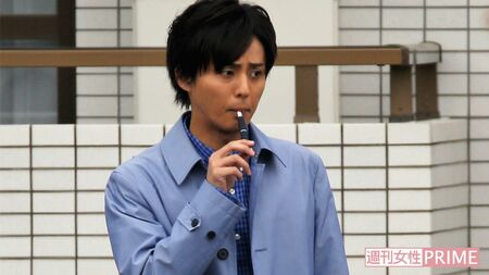 休憩時間のたびに駐車場へ現れスタッフと談笑しながら、気分転換に加熱式タバコをくゆらせる藤ヶ谷太輔。ホッとひと息ついて、再び撮影へ