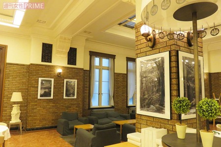 暖色系の照明を効果的に使用した国会中央食堂の内装。照明のランプシェードには『桐花紋』の飾りが