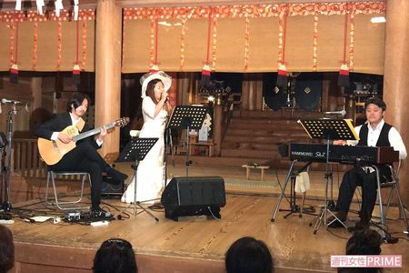 2017年10月、長野県「戸隠神社」で行われた歌唱奉納。神社に堀澤の歌声が響き渡り訪れた人々を魅了した