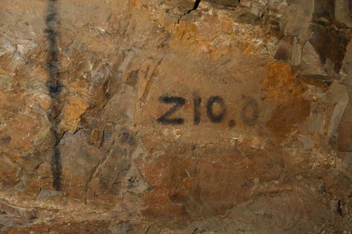 里山辺地下軍事工場跡にある地下壕で見つけた煤で書かれた文字