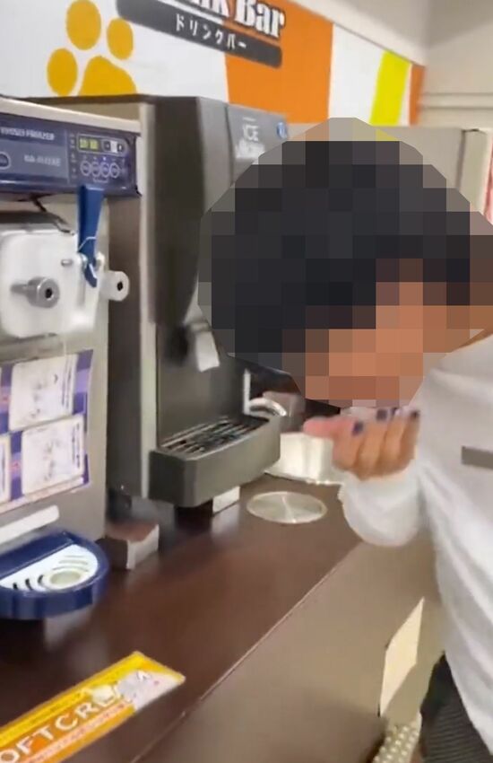 Twitterで拡散されているソフトクリーム直飲み動画（Twitterより）