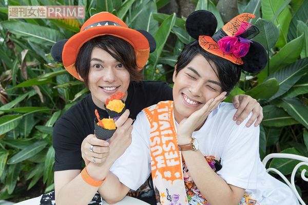 パンプキンのマッシュポテトがアイスみたいな牛カルビコーンは1個500円。「ジューシーなカルビとかぼちゃの甘みが合う！」（崎山）、「さすが、食レポもイケるね～」（中尾）　撮影／廣瀬靖士(c)Disney
