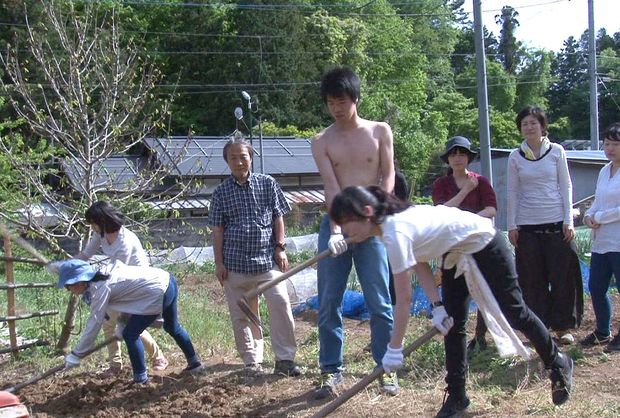 5月、青梅で畑作りの指導を受ける学生たち。野菜のこと、種のこと、雑草のこと、知らないことだらけだ