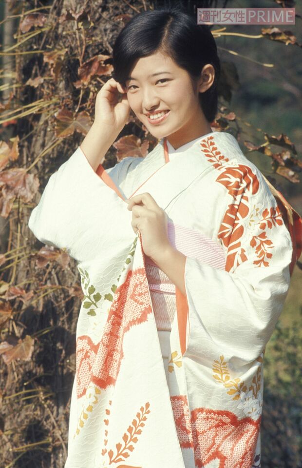 所属事務所ホリプロの晴れ着撮影会で振り袖姿を披露した（'77年撮影）