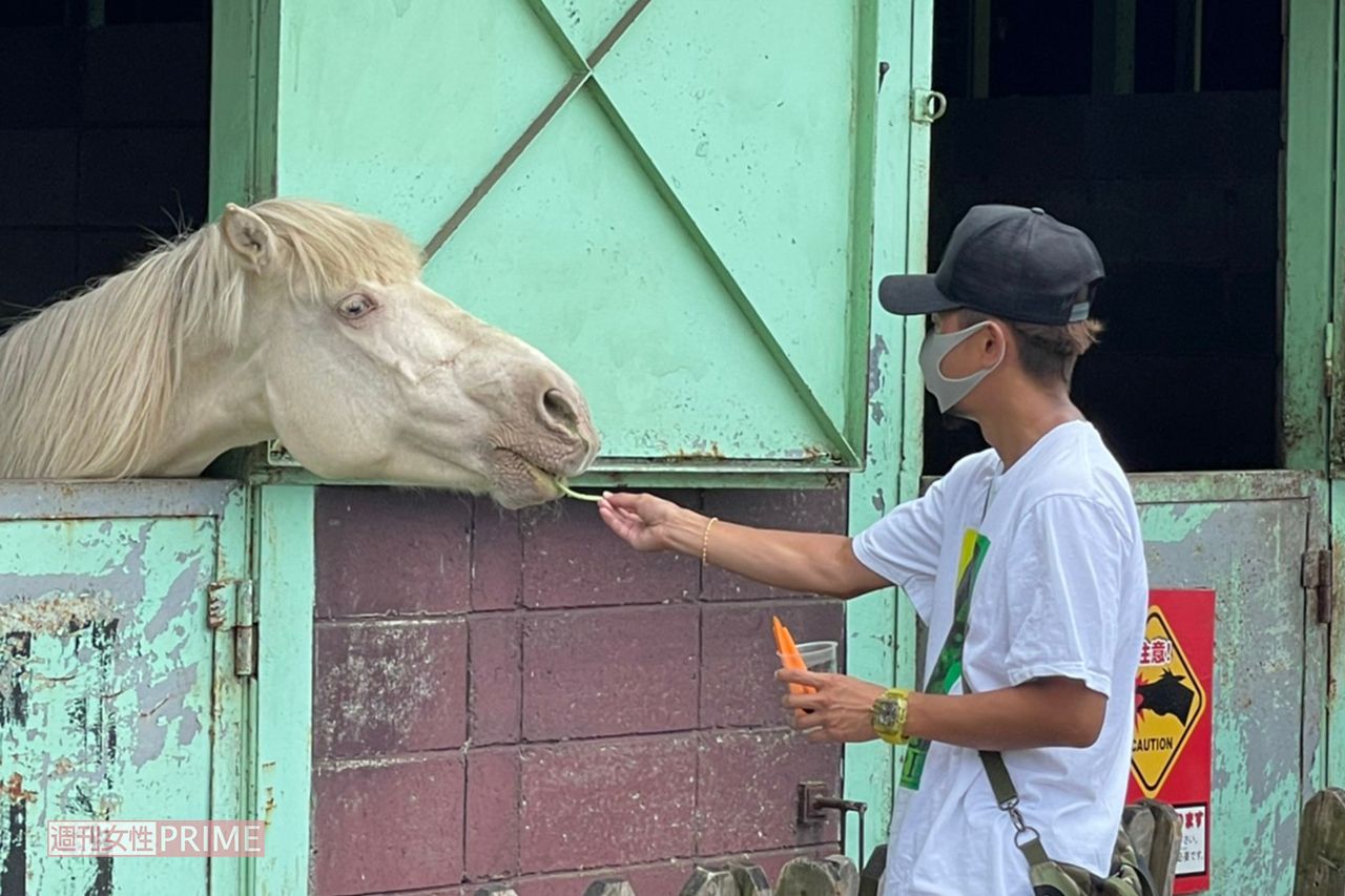 女性と牧場デートを楽しんでいた大野智