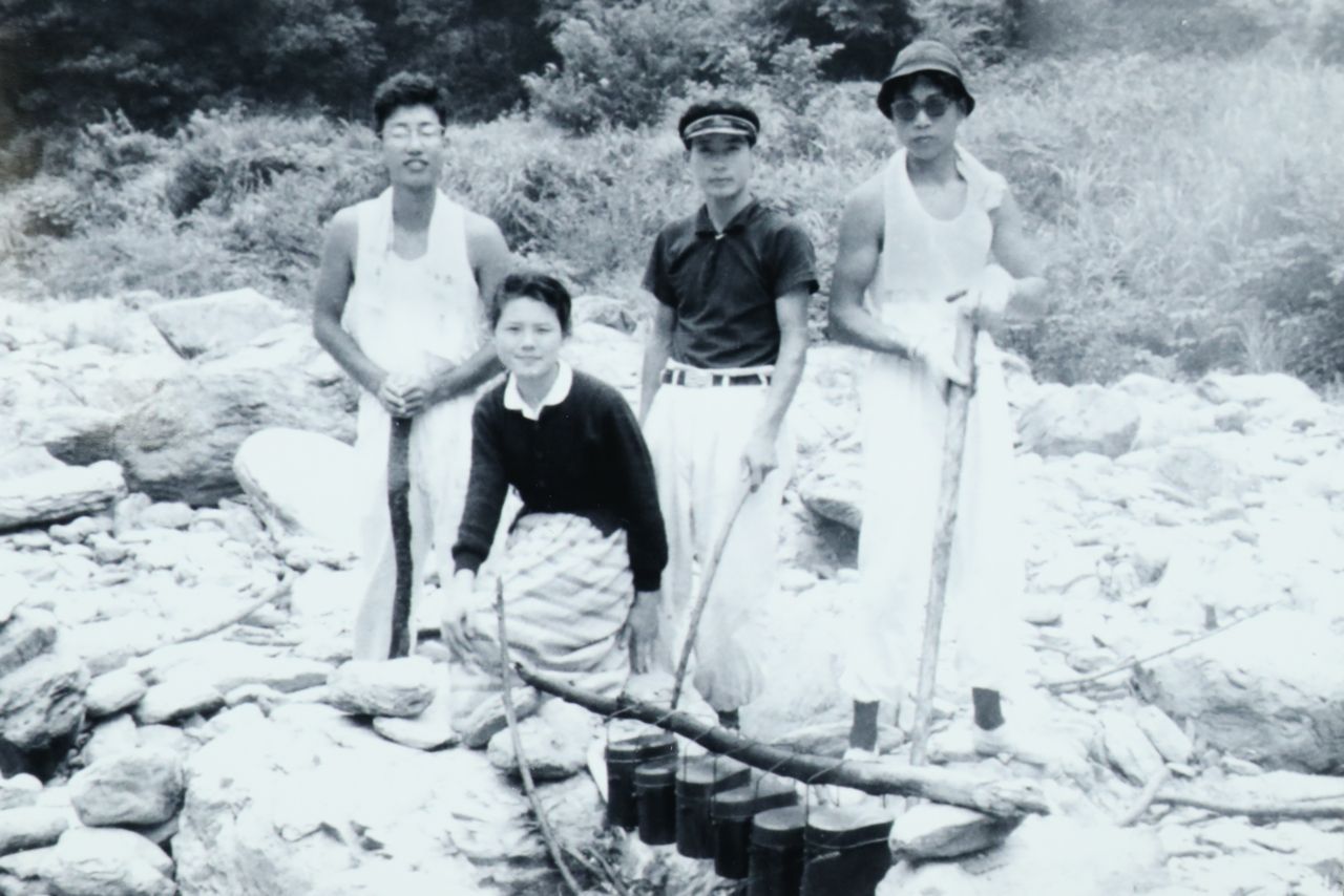 3度目の高校生活となった、愛媛県立・西条高校時代。英語部の友人たちとキャンプに行った。左端が丹さん