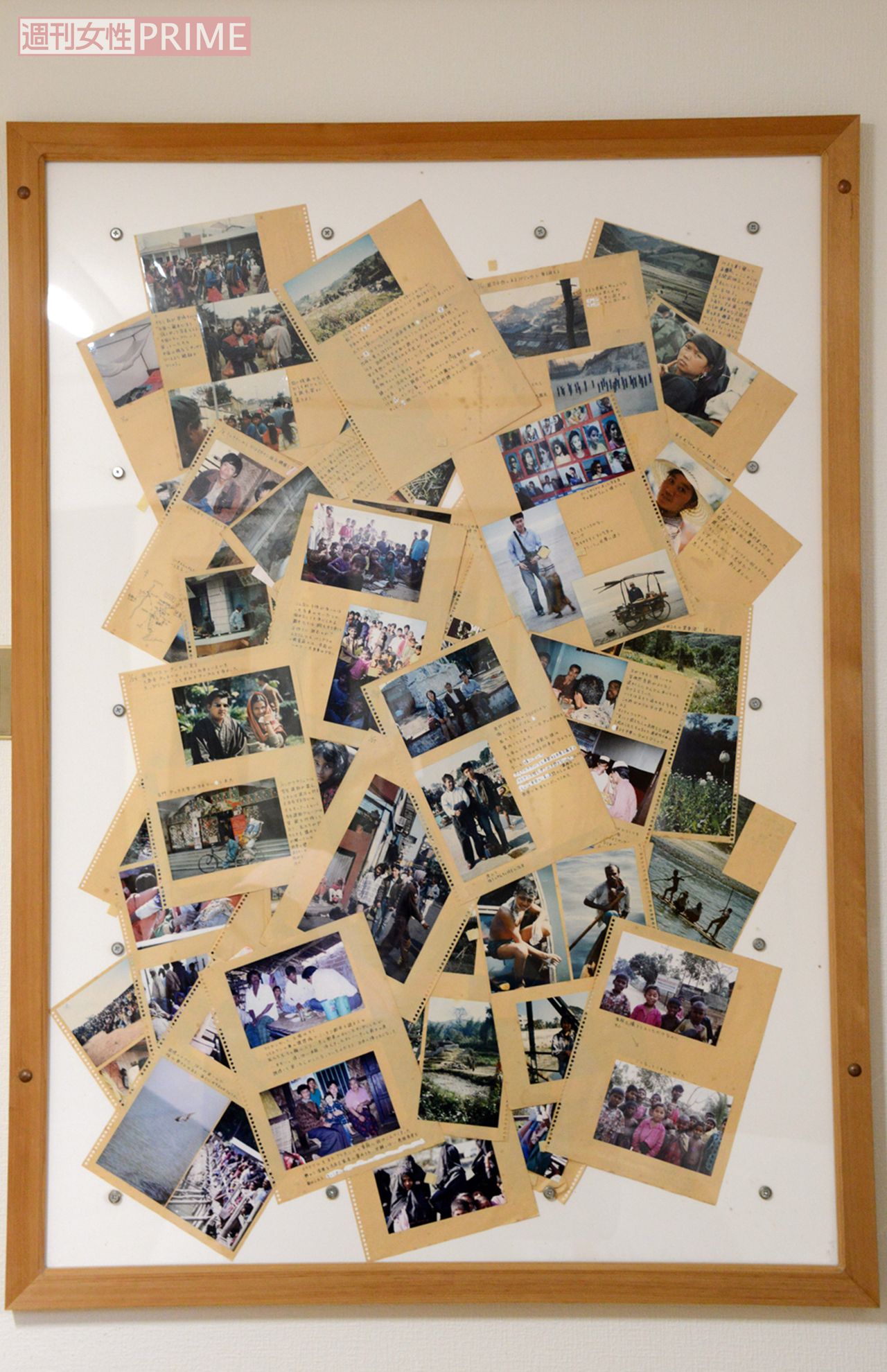 紀子さんが旅先で撮影した写真が飾られた額縁。時間の経過とともに、写真がずれ落ちている