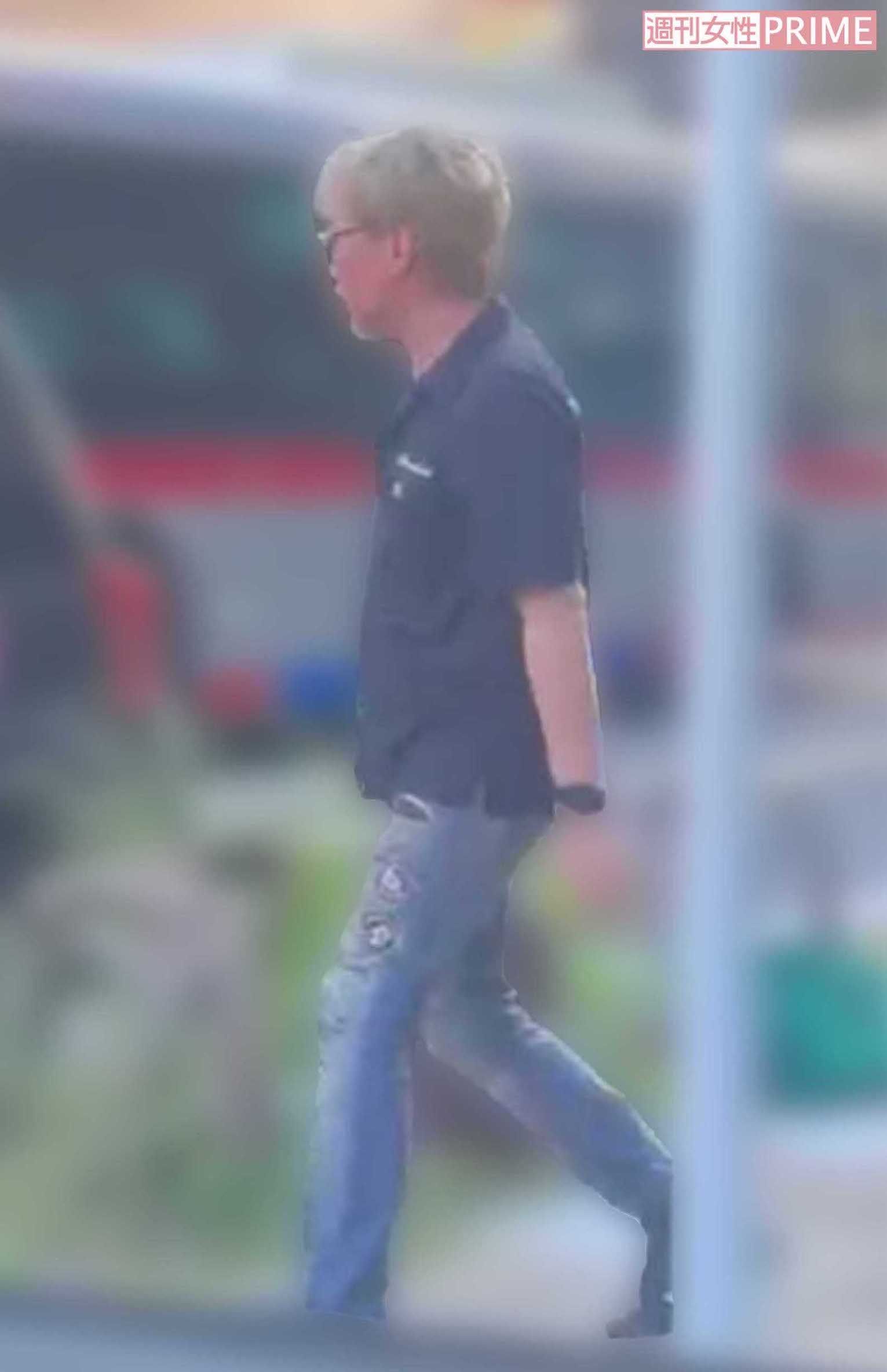 2025年8月下旬に都内で小沢を目撃。サングラスをかけ、金髪にヒゲとワイルドな姿に