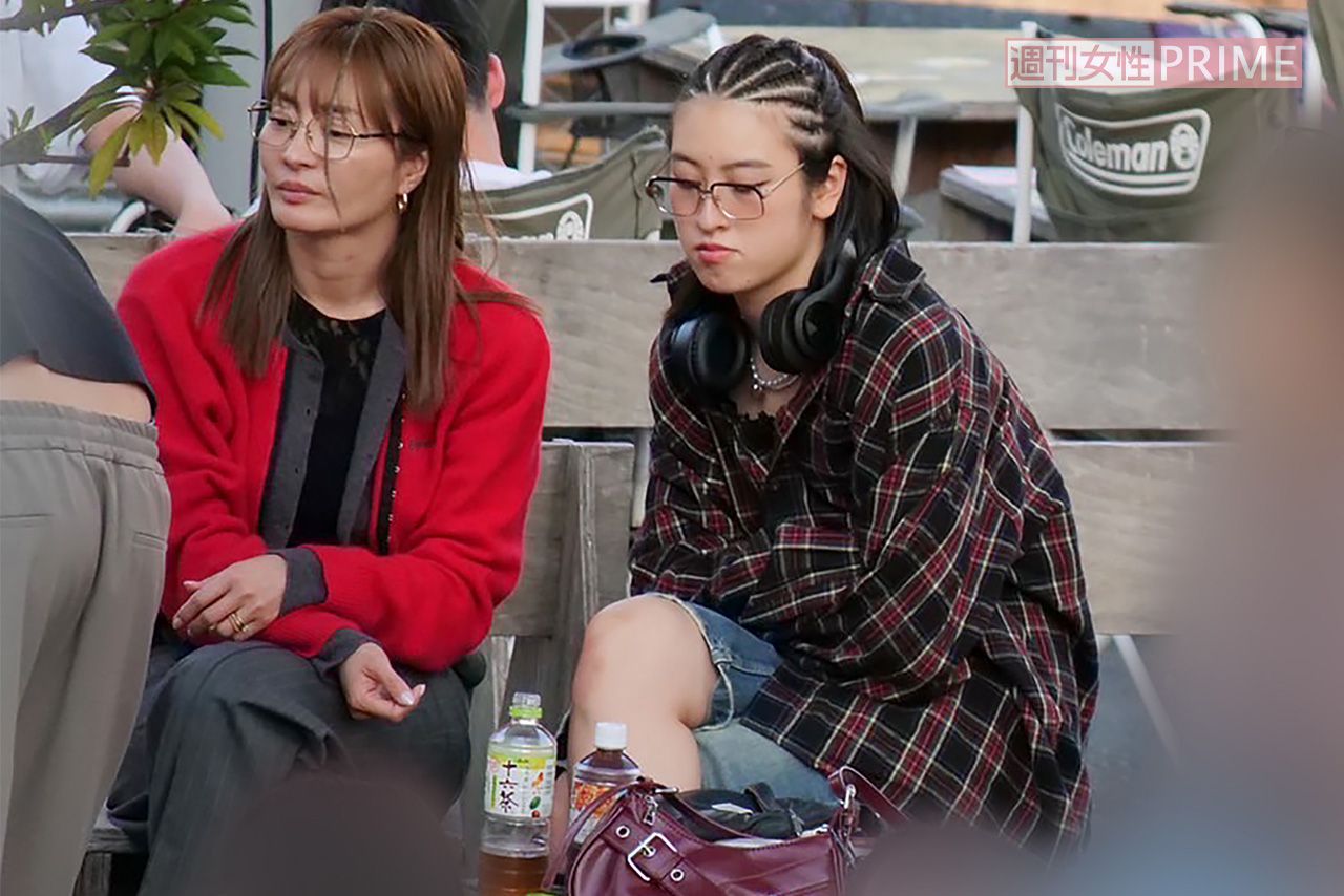 10月中旬に夫と娘（右）と下北沢の公園を訪れた新山千春。娘の“推し活”の話など家族仲よく休日を過ごしていた