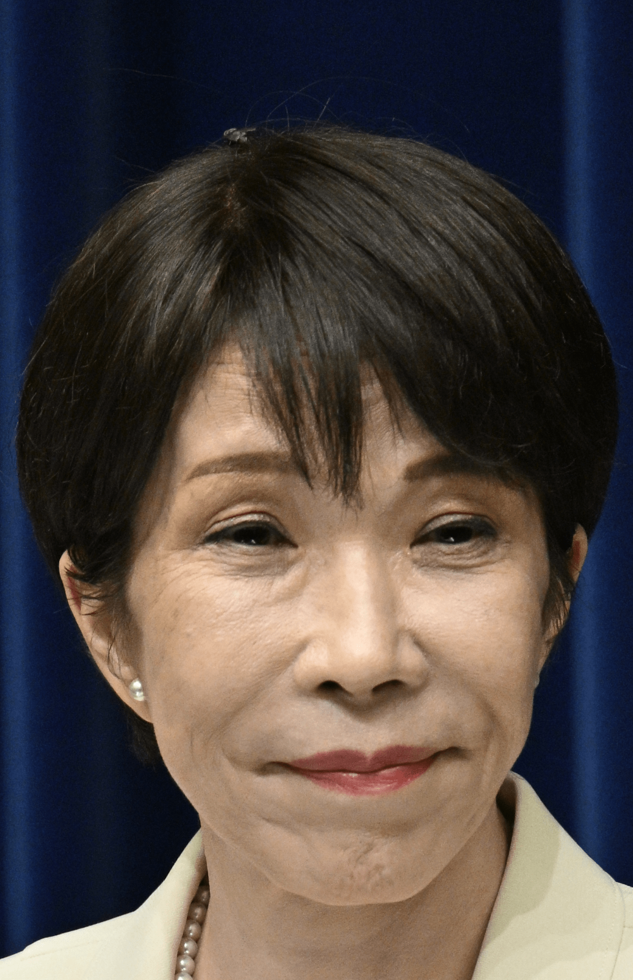 高市首相の頭にハエが止まる様子（撮影／JMPA）