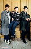 左から香取慎吾、草なぎ剛、稲垣吾郎 撮影/廣瀬靖士 ヘアメイク/金田順子(稲垣)、荒川英亮(草なぎ)、石崎達也(香取) スタイリスト/黒澤彰乃 衣装協力/ネフォロジスト