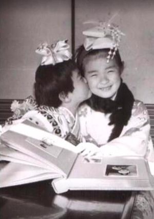 ほっぺにチューでもわかるよう、入江さんと泰子さんは、幼いころからそれは仲のいい姉妹だった。写真は入江さん7歳（写真右）、泰子さん5歳の七五三のとき