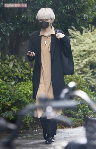 2022年11月下旬、黒縁メガネにマスク姿で友人宅へ向かうまふまふ