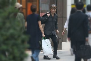 銀座でブランド品を購入した小室哲哉（'16年6月）