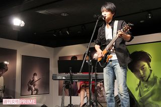 尾崎豊展で歌う、息子の尾崎裕哉（2012年）