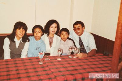 両親、妹、弟と。中学１年生の八田先生（左）