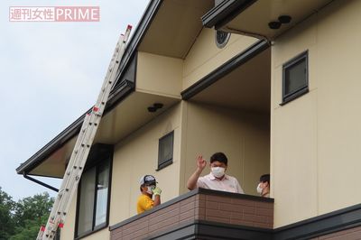 ヘビを見つけ報道陣にオッケーマークを作る体感型動物園iZooの白輪剛史園長（5月22日）