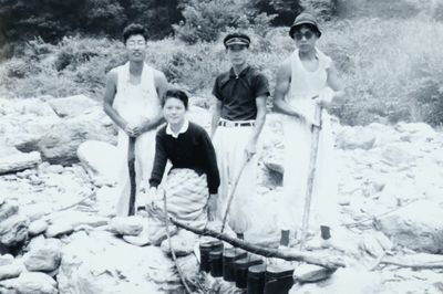 3度目の高校生活となった、愛媛県立・西条高校時代。英語部の友人たちとキャンプに行った。左端が丹さん