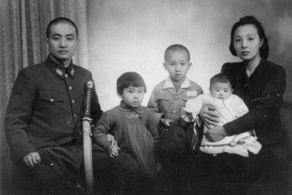 '44年、ハルビンで撮影した家族写真。長男の幹夫、姉の幸子、写真右の母親・淑子に抱かれているのが登紀子