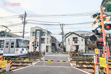 湊斗が想と紬が一緒にいるところを目撃した世田谷線松原駅近くの踏切り（ドラマ『silent』ロケ地）