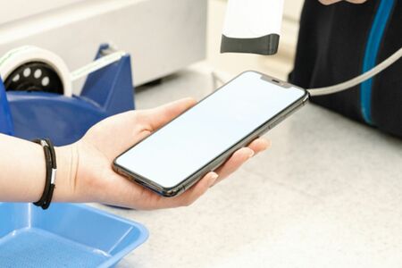 キャッシュレス決済の浸透で、気づかぬうちに金銭感覚が鈍くなっていることも　※写真はイメージです