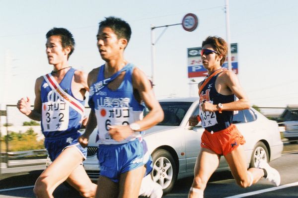 予選会で力走する徳本さん（右）。茶髪にサングラスがまぶしいほど目立っていた