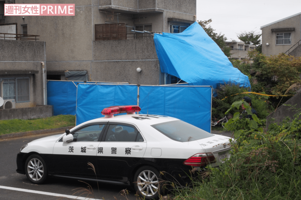 事件現場となった小松容疑者の自宅がある県営アパート。周囲には焼け焦げたニオイが漂っていた