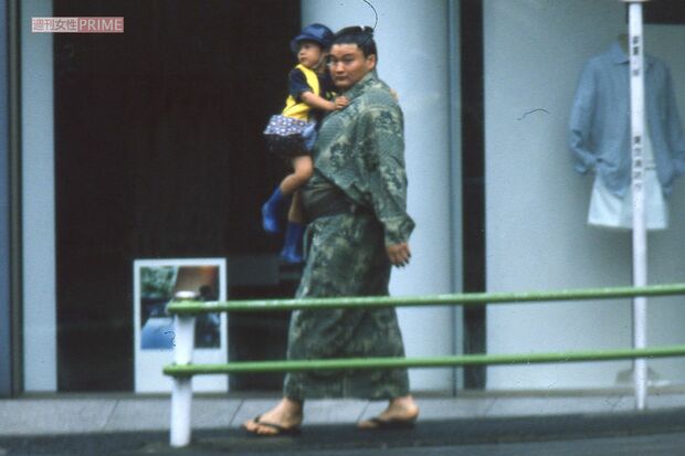 5歳の優一にメロメロだった貴乃花。抱っこ姿も様になって（2000年6月）