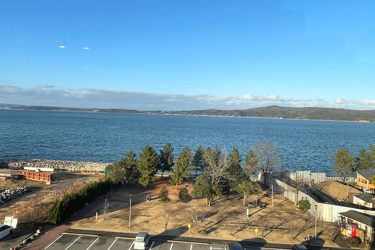 スロットコーナーからは能登の美しい景色も見られる　写真提供／能登の宿 和倉温泉はまづる