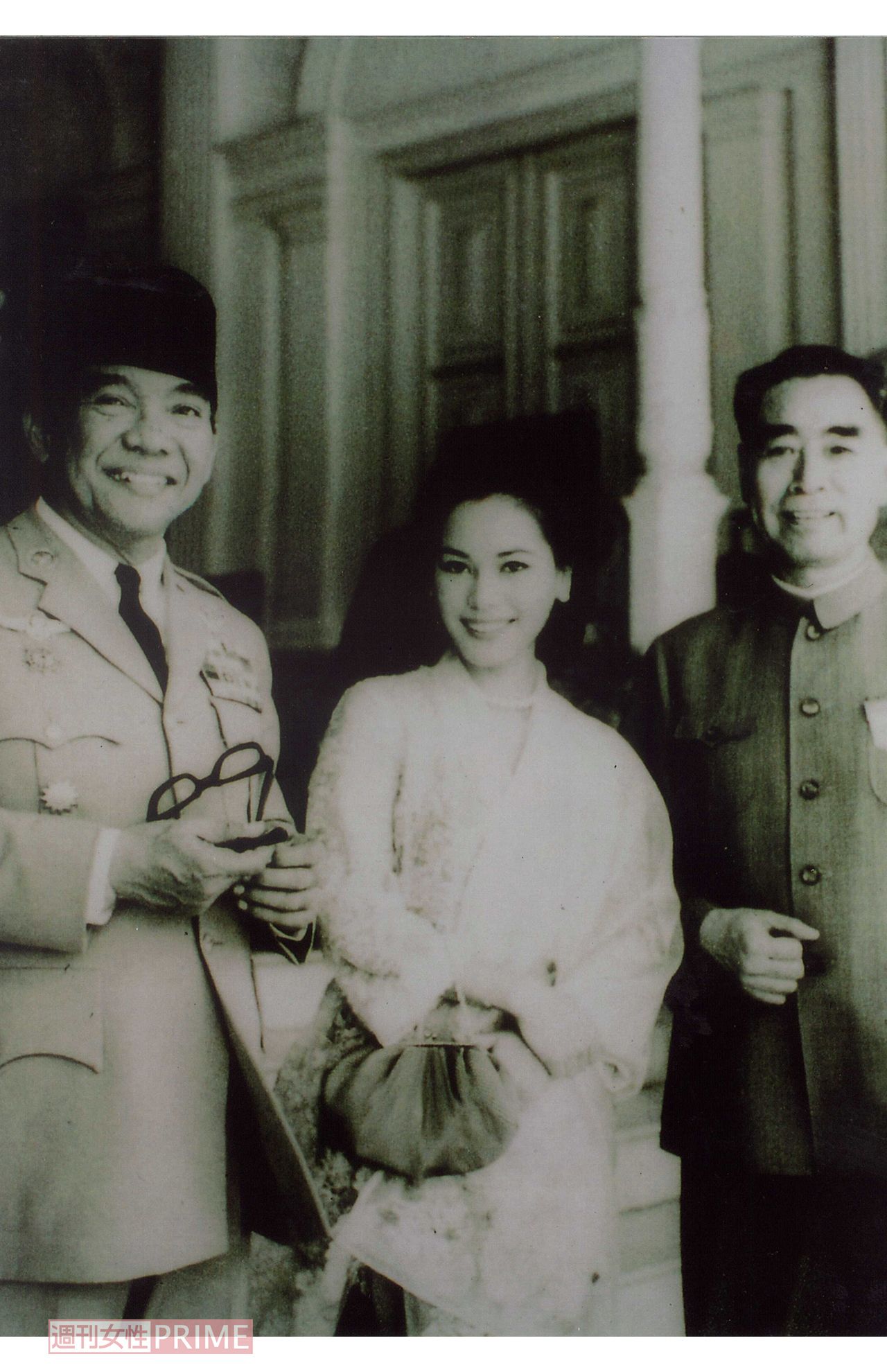 インドネシアに訪問した周恩来はスカルノ大統領と交流していた。中央はデヴィ夫人（1964年）