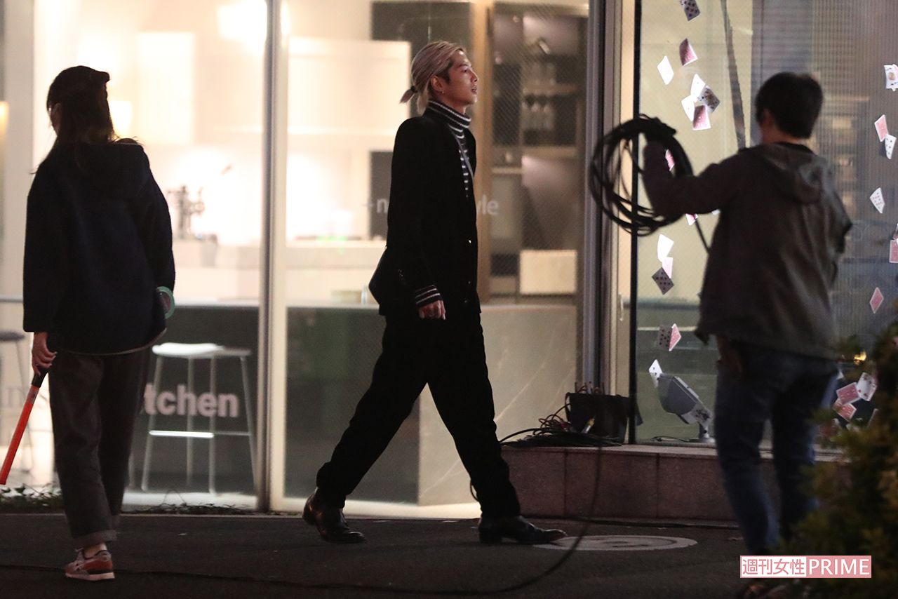 『極主夫道』の撮影で街中を颯爽と歩く志尊淳 