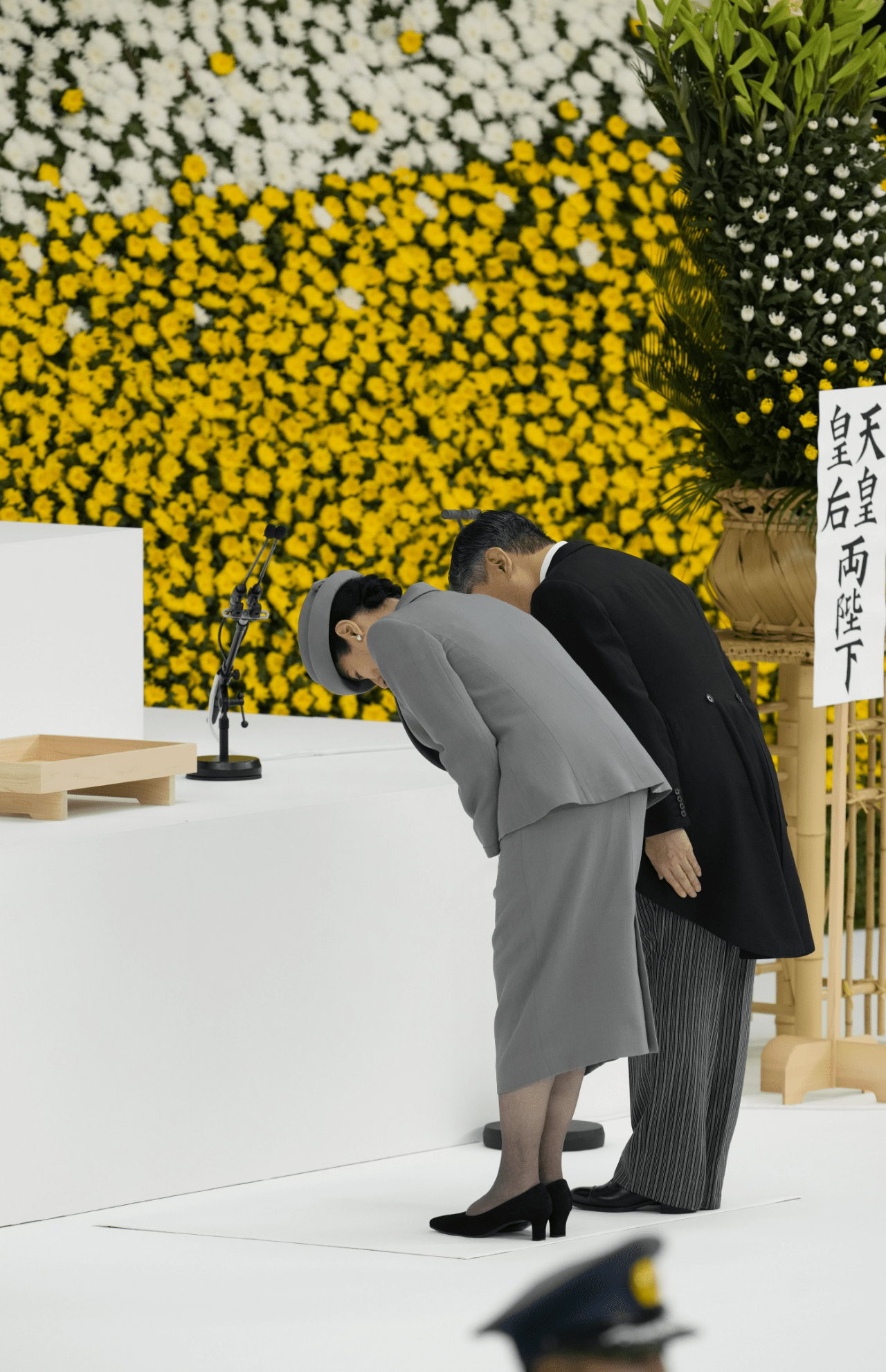 「全国戦没者追悼式」に出席し、戦没者に黙禱を捧げる天皇、皇后両陛下（2025年8月15日）