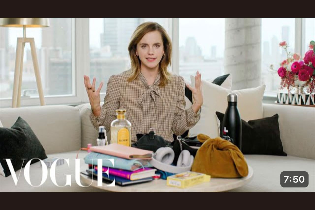 2023年、バッグの中身を紹介するエマ・ワトソン（『VOGUE』YouTubeチャンネル）