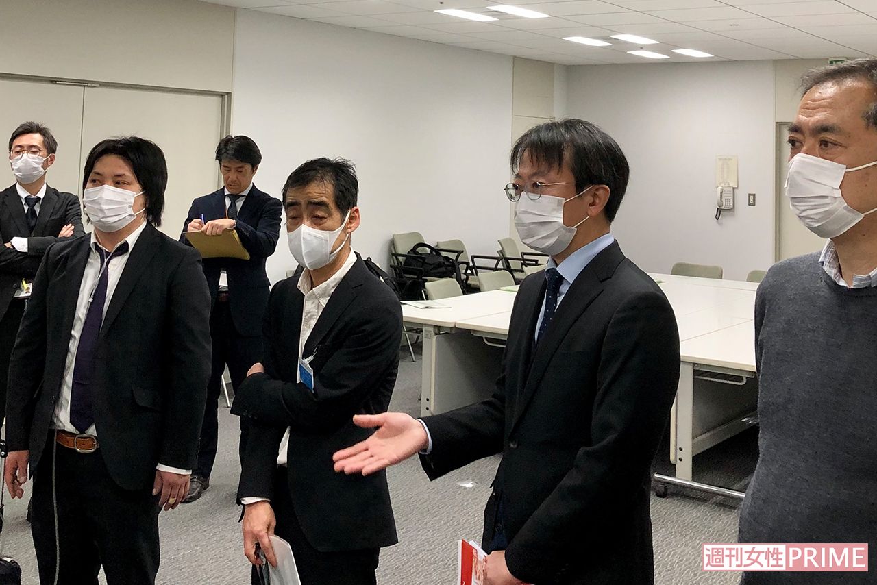 ネットカフェ難民救済のため、東京都へ申し入れをした『つくろい東京ファンド』ほか、支援団体の人たち