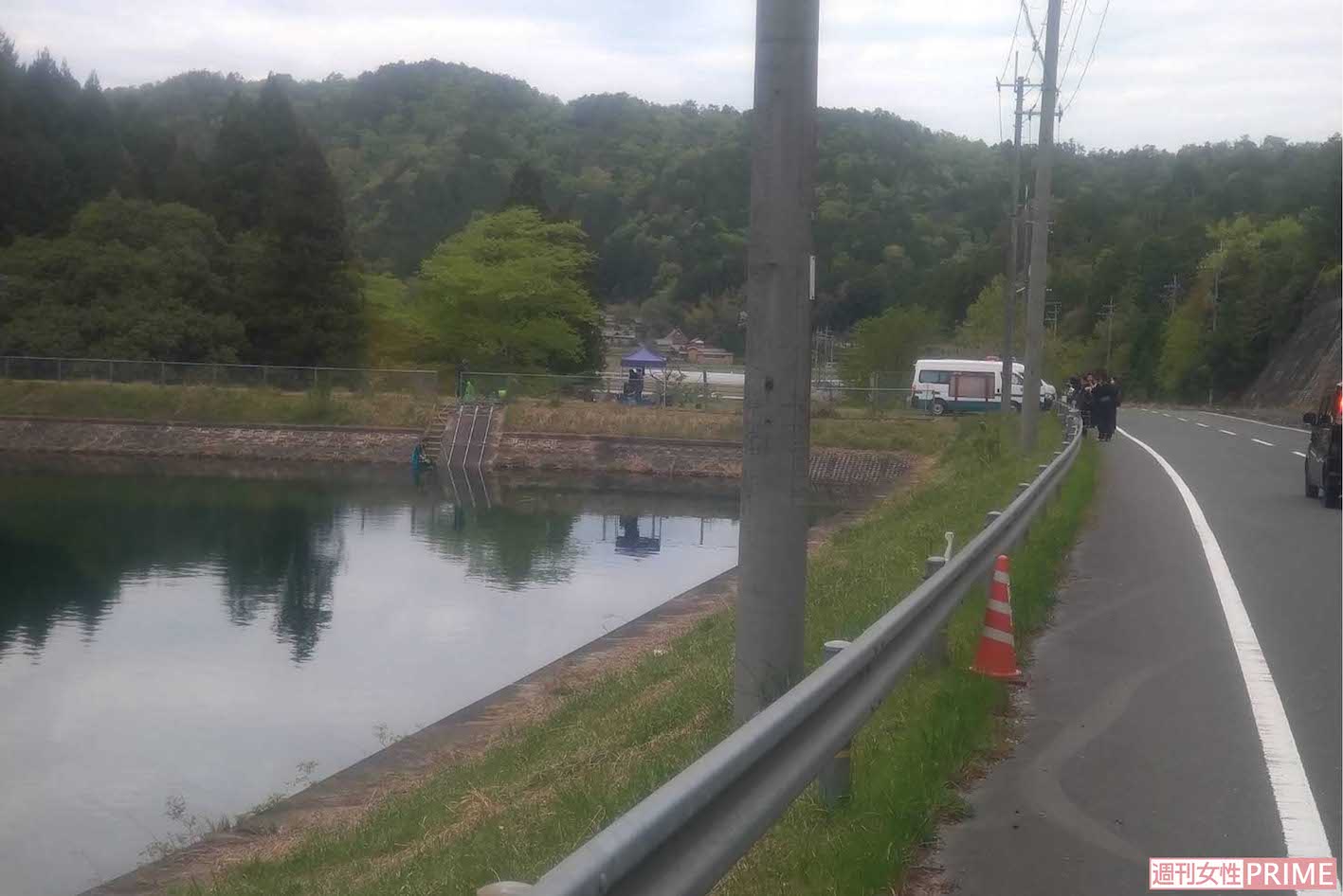 警察が結希さんの遺留品を捜索している、遺体が遺棄された現場近くの池