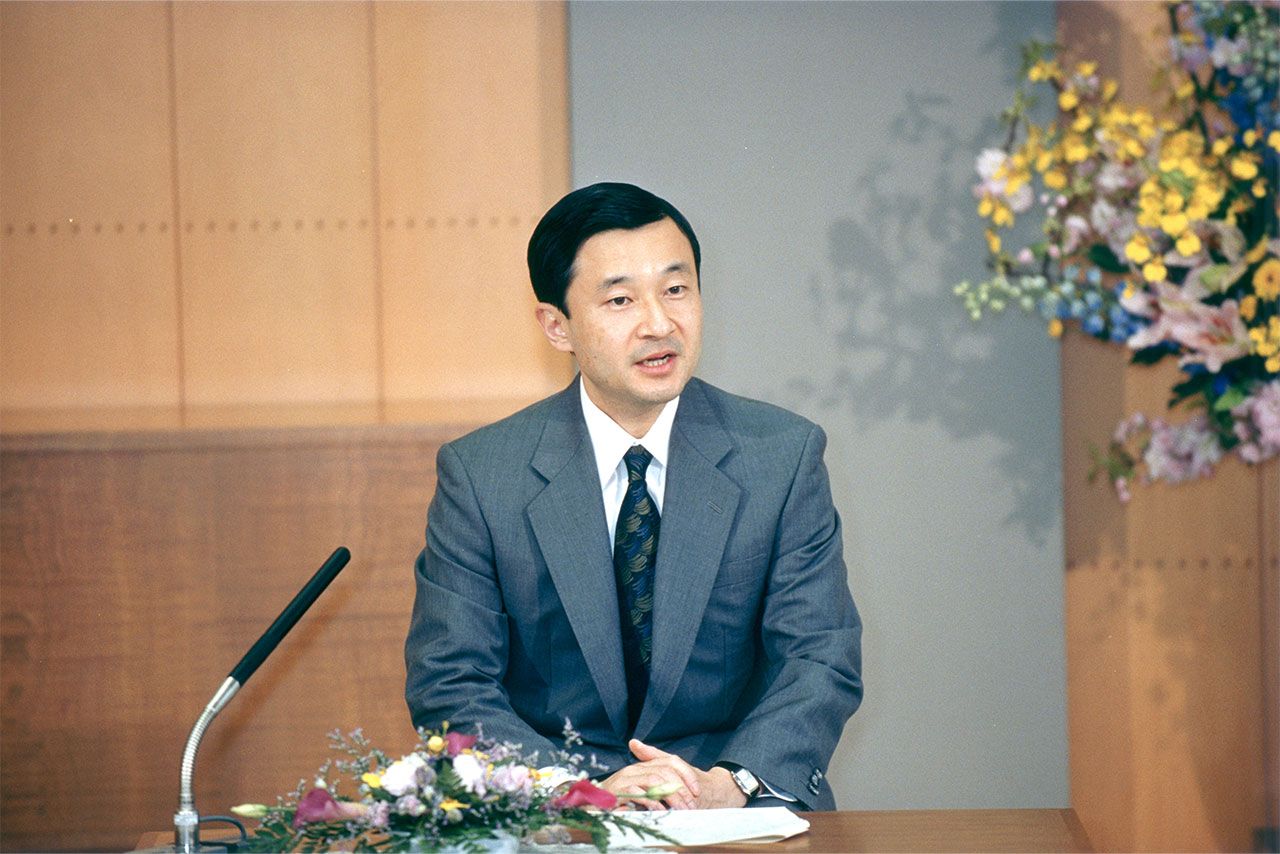 04年5月、当時皇太子だった陛下の海外訪問前の会見。雅子さまのお世継ぎ問題に関して宮内庁のなかでプレッシャーがあったと明かされた『人格否定発言』をされた(宮内庁提供写真)
