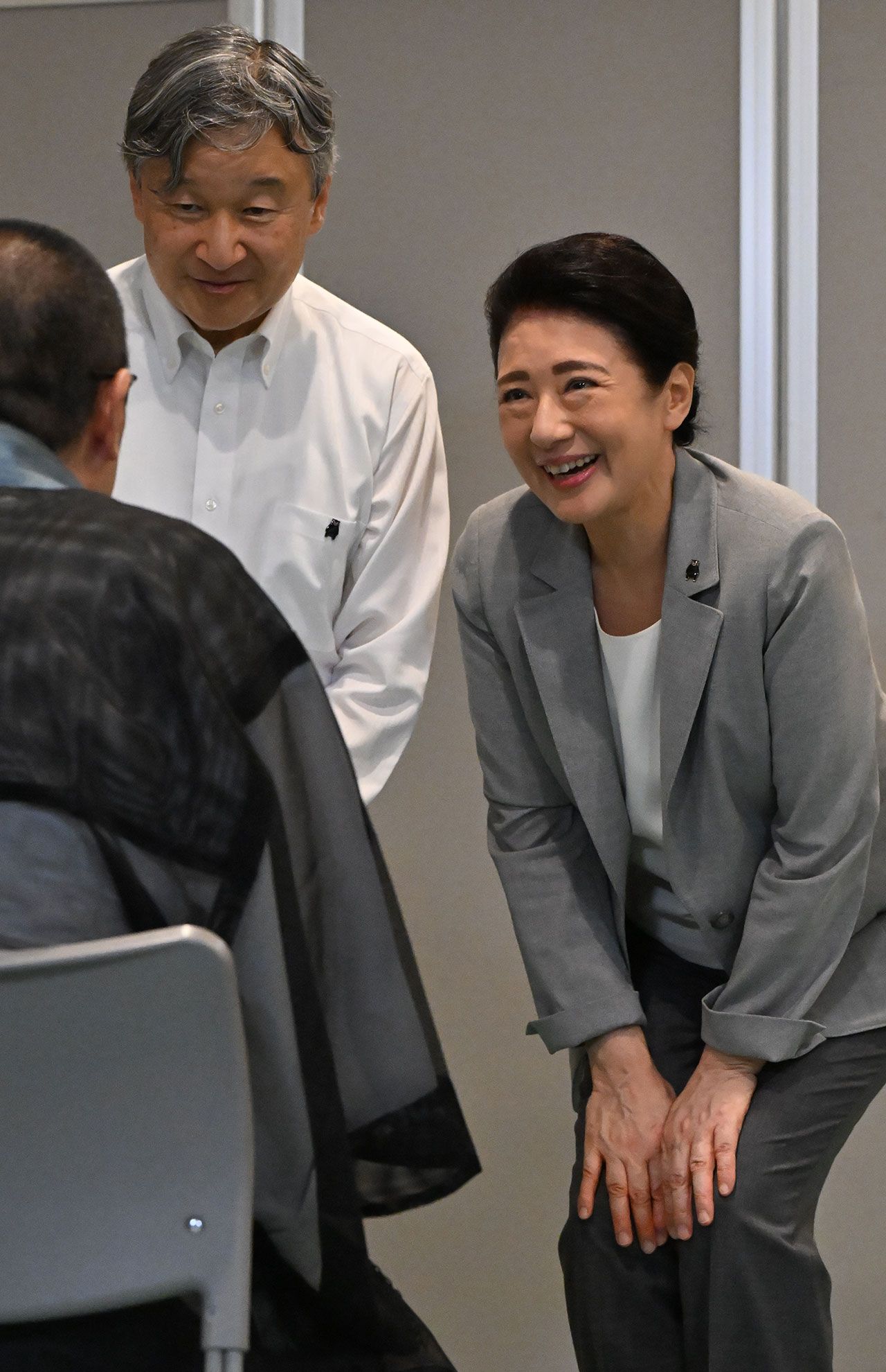 9月30日、被災地を見舞うため熊本県を訪問された天皇、皇后両陛下。胸元に「くまモン」のバッジが