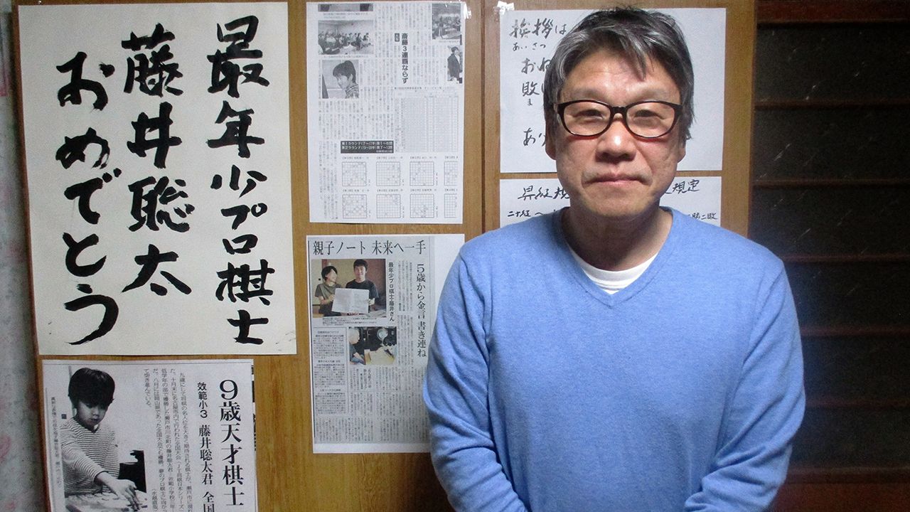 将棋をやると集中力と思考力が発達すると語る文本先生。天才を育て上げた