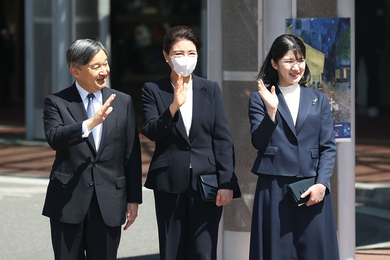 福島での天皇ご一家。初日は、献花も配慮されたのか、紺色のセットアップで落ち着いたスタイルの愛子さま