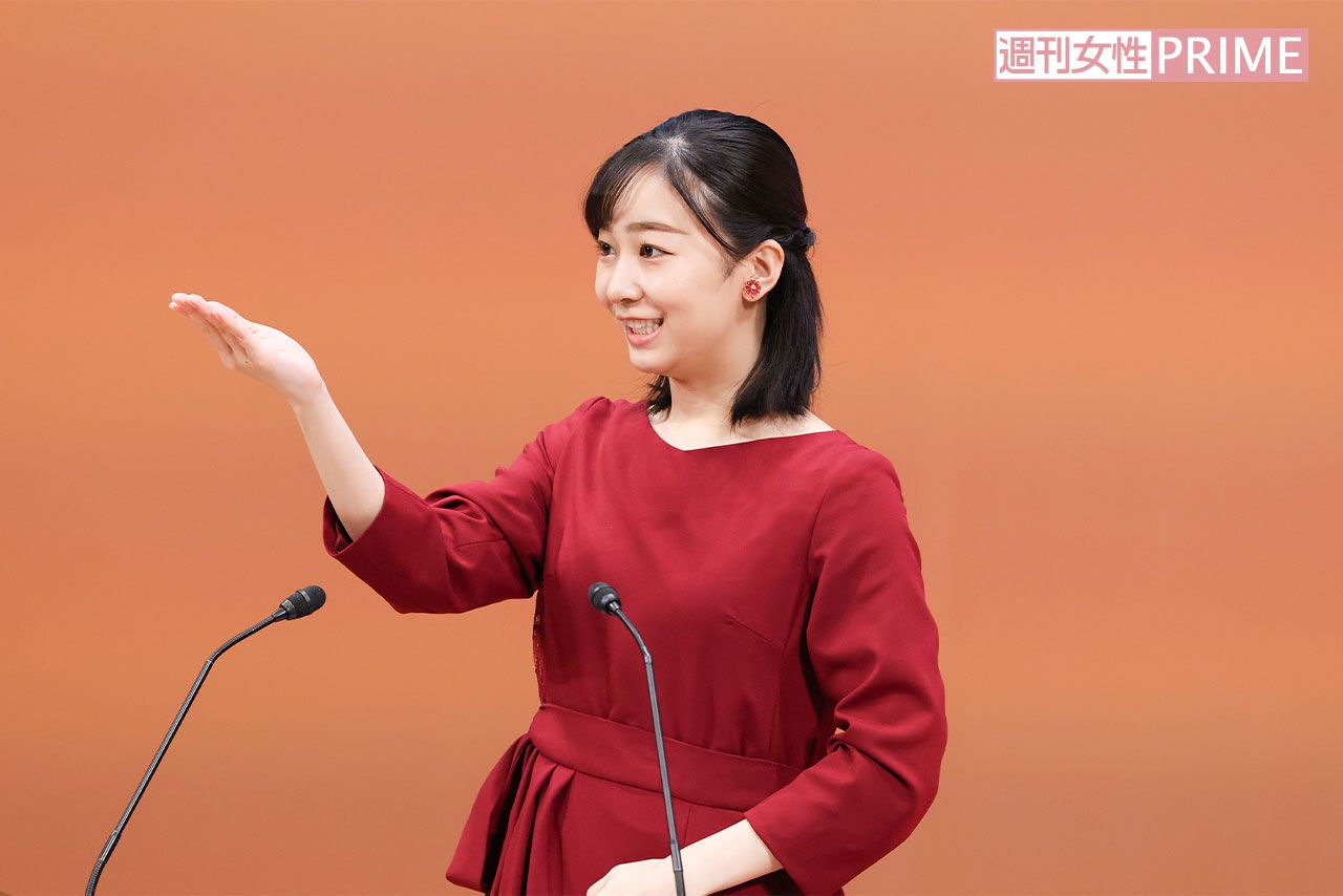 『みんな』 の手話。右手のひらを下に向け、水平に半円を描く（『全国高校生手話パフォーマンス甲子園』で手話を披露された佳子さま）