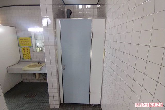 《京都南丹市事件》安達優希容疑者逮捕後、警察がくまなく調べた『るり渓』公衆トイレの掃除用具入れ