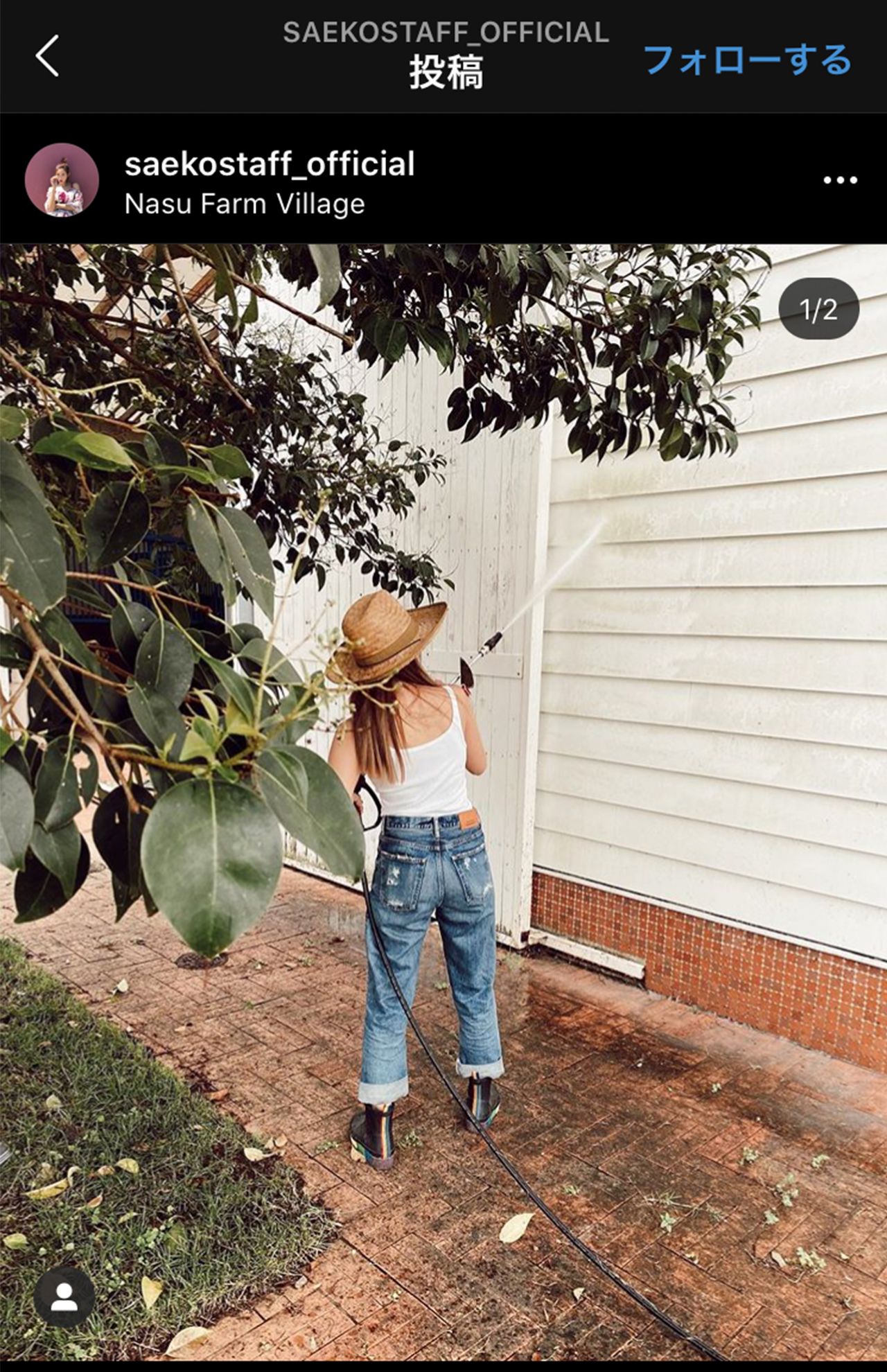 経営する牧場で作業をする紗栄子（インスタグラムより）