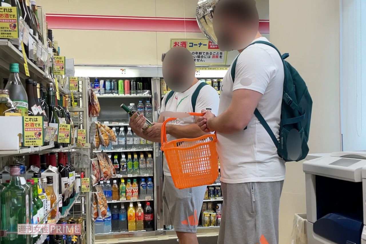 コンビニで酒を買い込む選手と思しき外国人男性たち