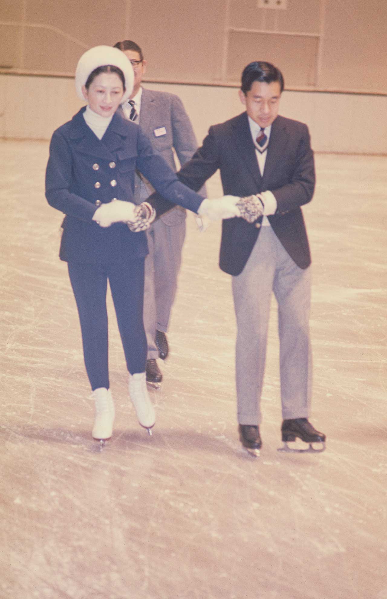 写真④転倒されるシーンもあったスケート。昭和46（1971）年2月7日